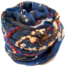 Cargar imagen en el visor de la galería, Pashmina 100% Lana Fina Estampada con Bordados y Pedreria ref-rflghwt0005