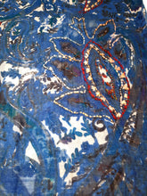 Cargar imagen en el visor de la galería, Pashmina 100% Lana Fina Estampada con Bordados y Pedreria ref-rflghwt0005