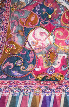 Cargar imagen en el visor de la galería, Pashmina 100% Lana Fina Estampada con Bordados y Pedreria ref-rflghwt0001